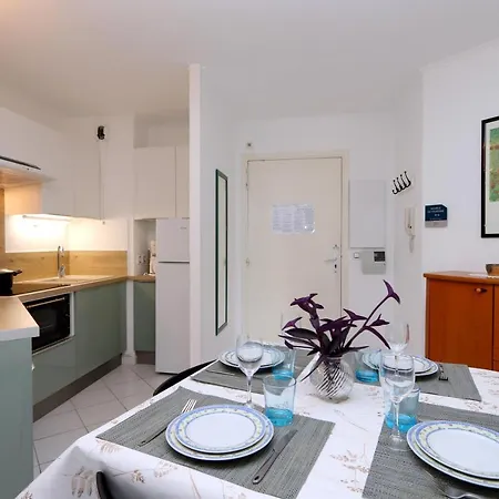 Appartement Coquet 2 Pieces En Bord De Dans Quartier Residentiel Climatise, Pkg, Piscine Saint-Raphaël