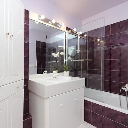 Coquet 2 Pieces En Bord De Dans Quartier Residentiel Climatise, Pkg, Piscine *