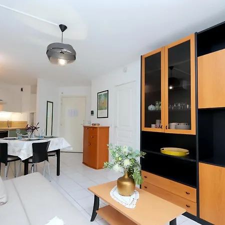 Coquet 2 Pieces En Bord De Dans Quartier Residentiel Climatise, Pkg, Piscine Appartement *