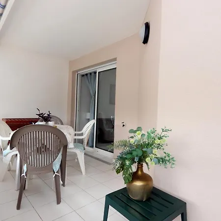 Coquet 2 Pieces En Bord De Dans Quartier Residentiel Climatise, Pkg, Piscine Appartement