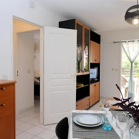 Coquet 2 Pieces En Bord De Dans Quartier Residentiel Climatise, Pkg, Piscine *